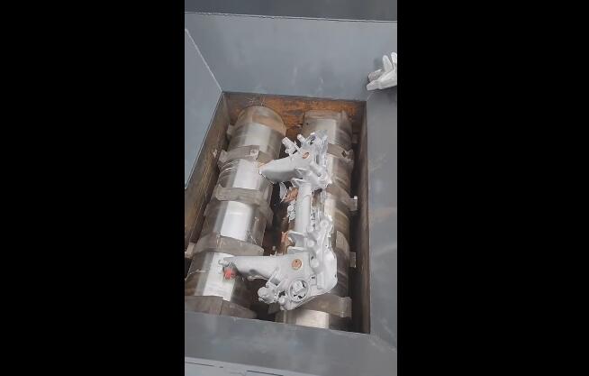 雙軸撕碎機金屬撕碎機設(shè)備破碎粉碎廢鋁鑄件視頻